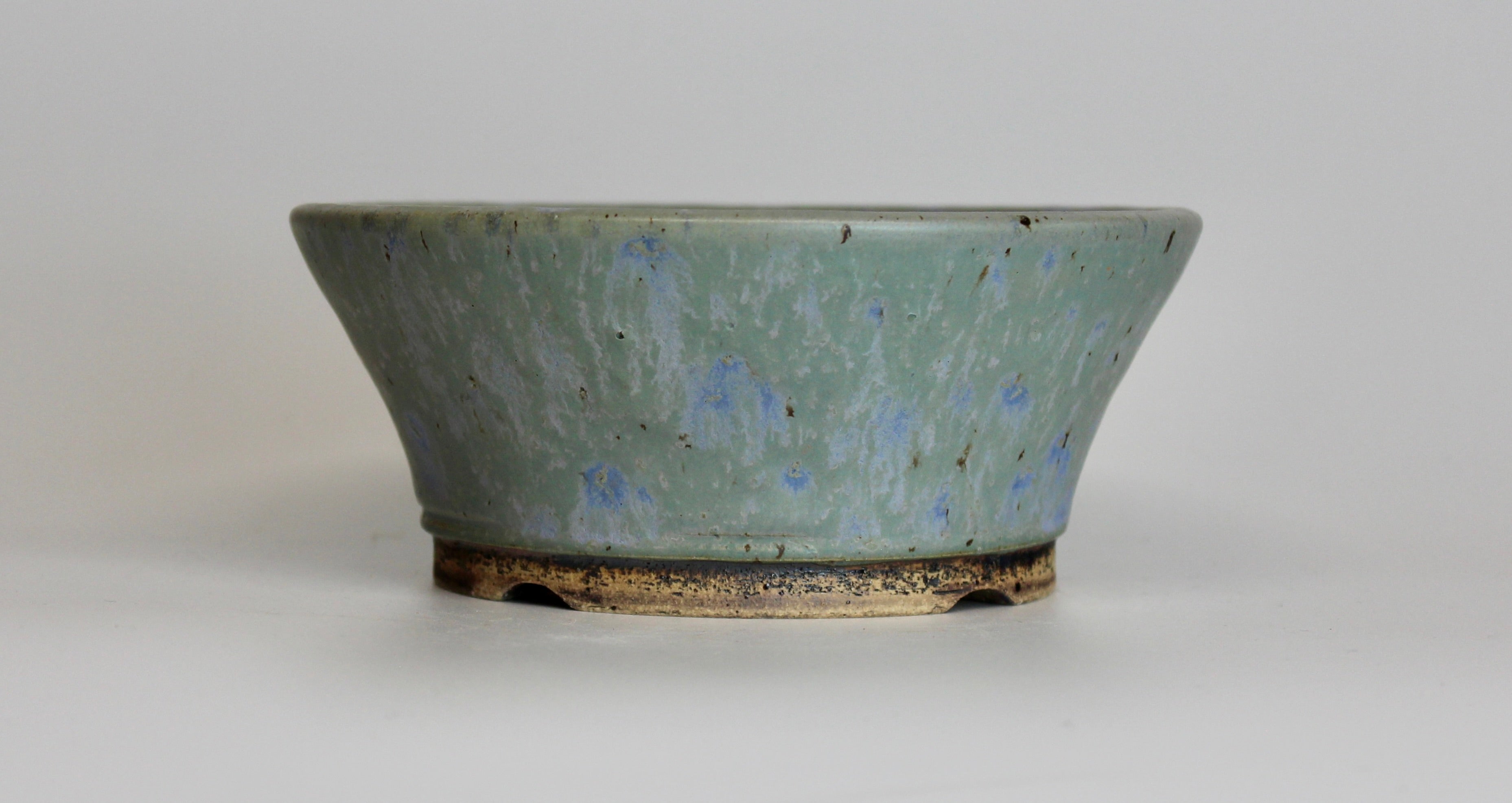 Round bonsai pot in a matte blue glaze. D.145mm