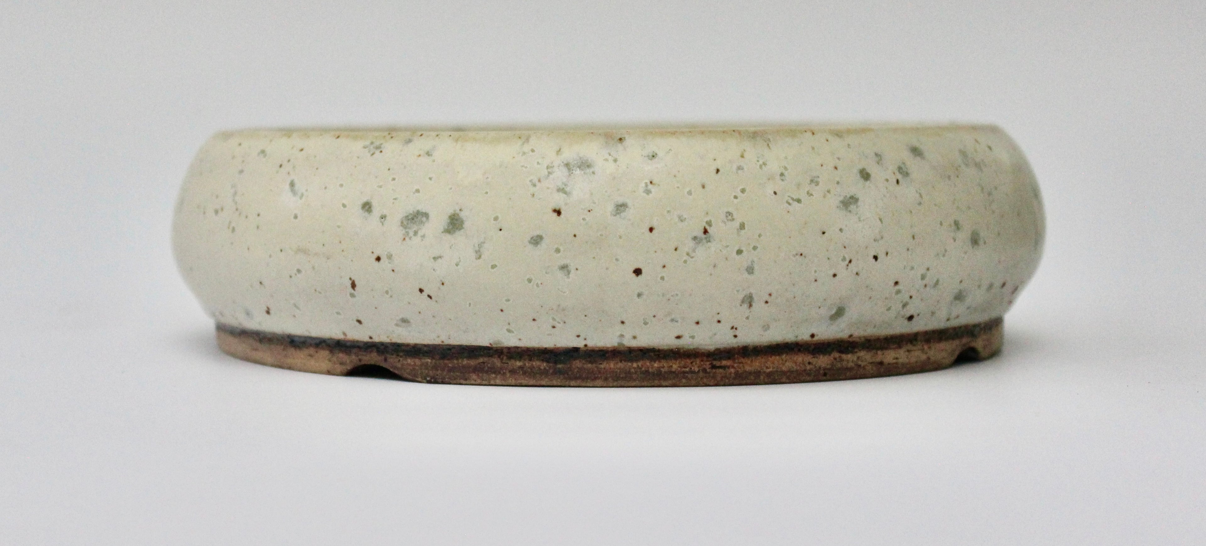Round bonsai pot in a matte white speckled glaze. D.175mm