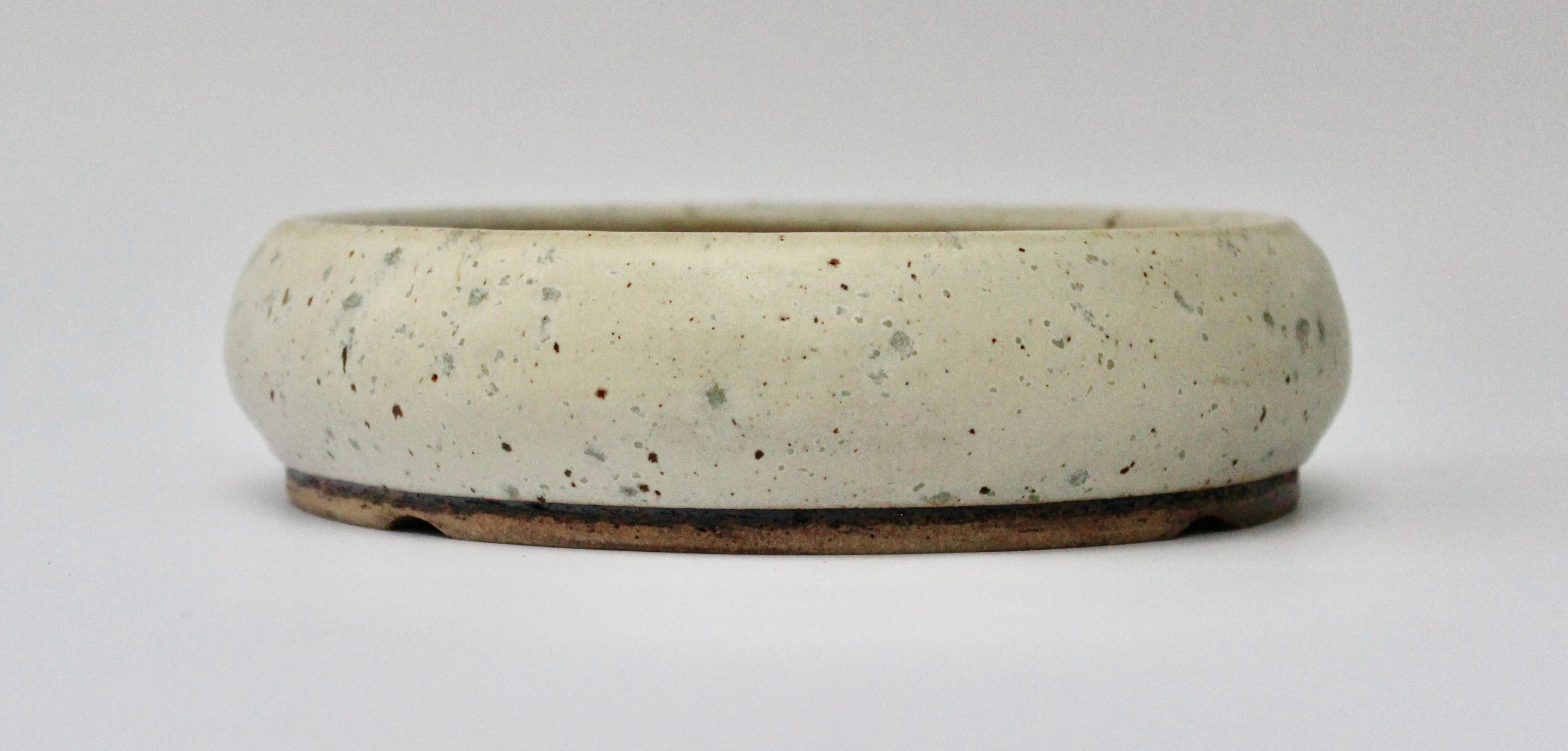 Round bonsai pot in a matte white speckled glaze. D.175mm