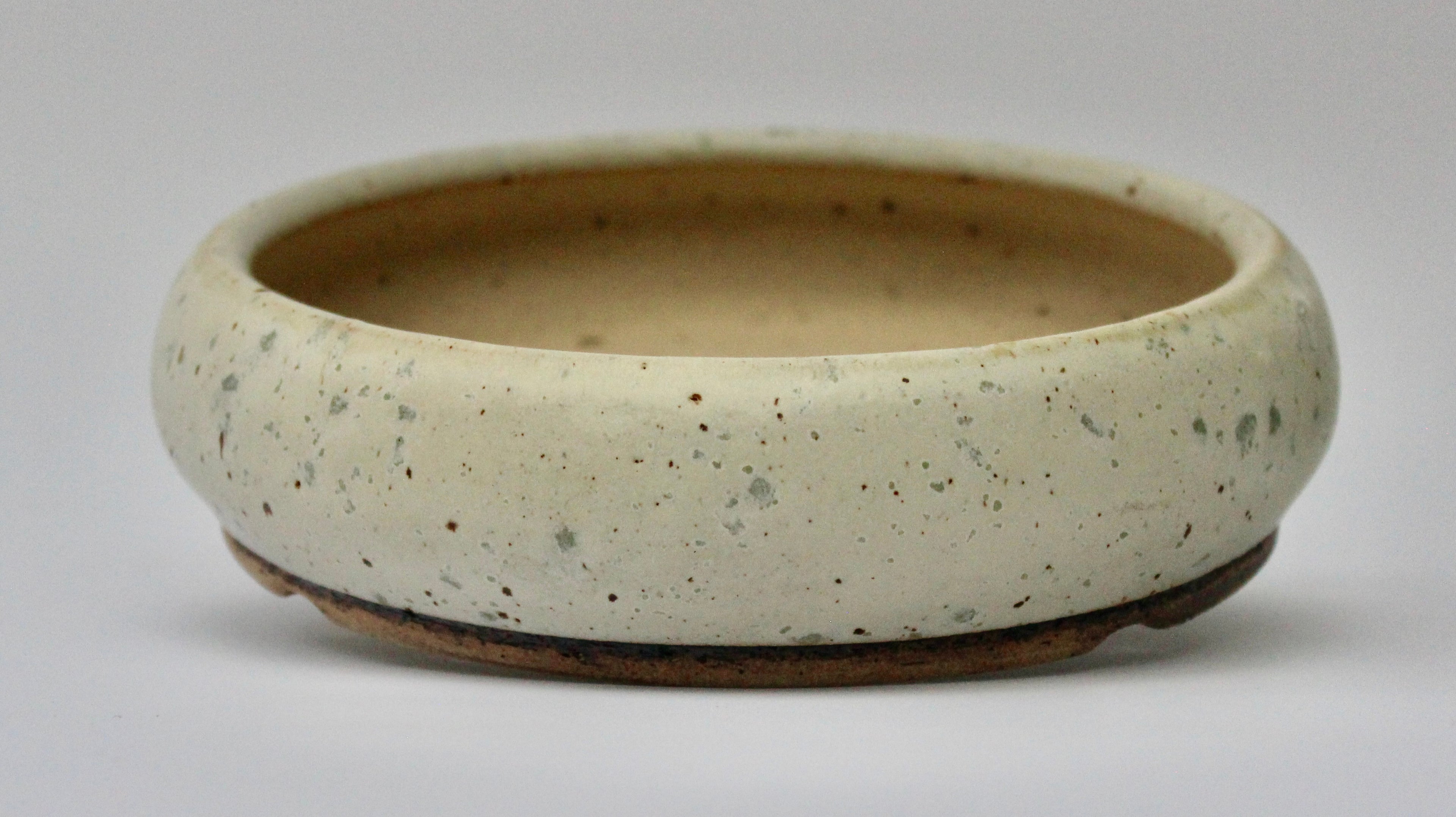 Round bonsai pot in a matte white speckled glaze. D.175mm