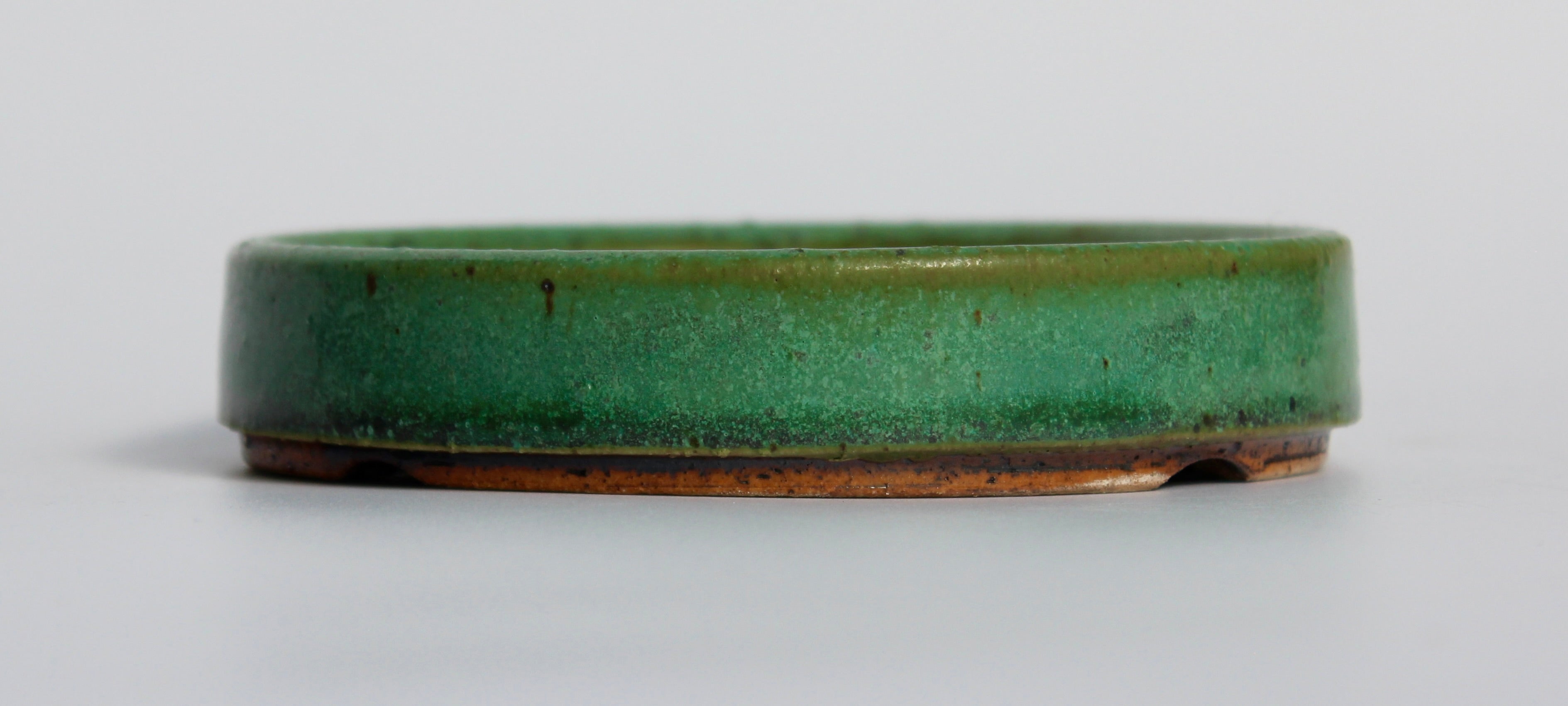 Round bonsai pot in a matte green glaze. D.127mm