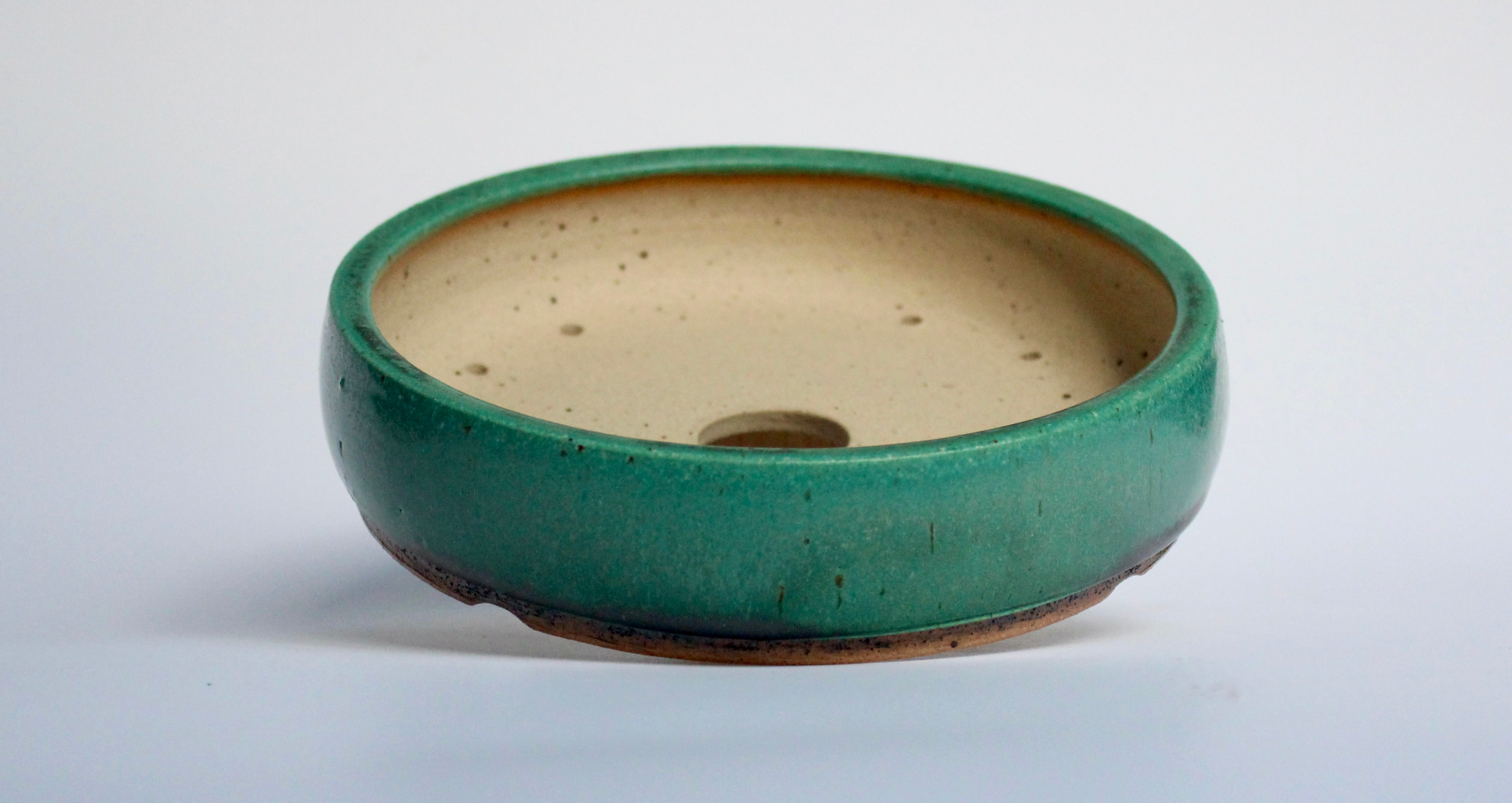 Round bonsai pot in a matte green glaze. D.163mm