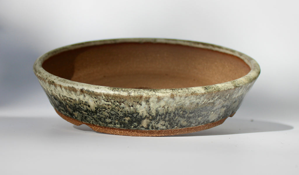 Round bonsai pot in a matte cream and green glaze. D.215mm