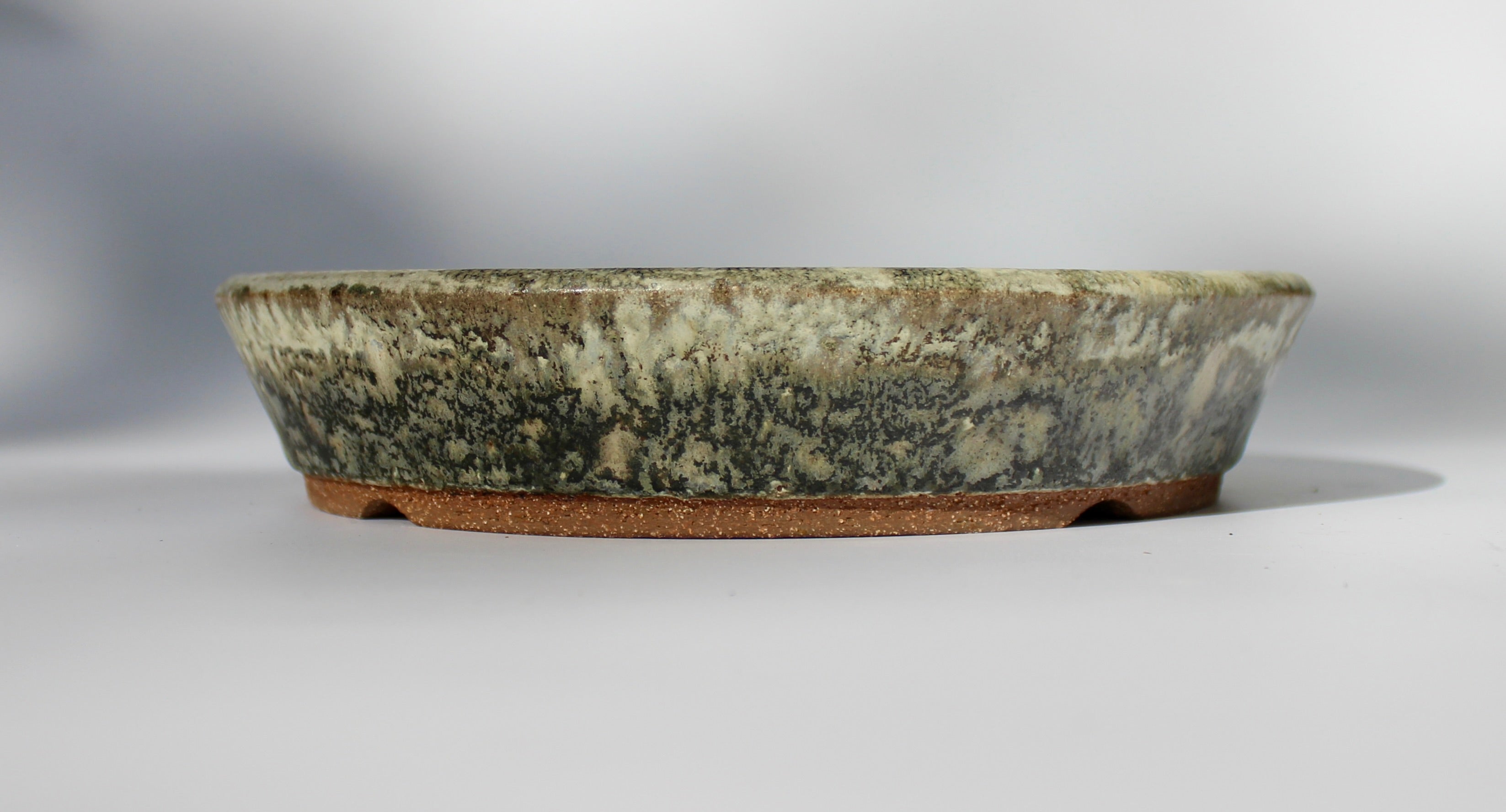 Round bonsai pot in a matte cream and green glaze. D.215mm