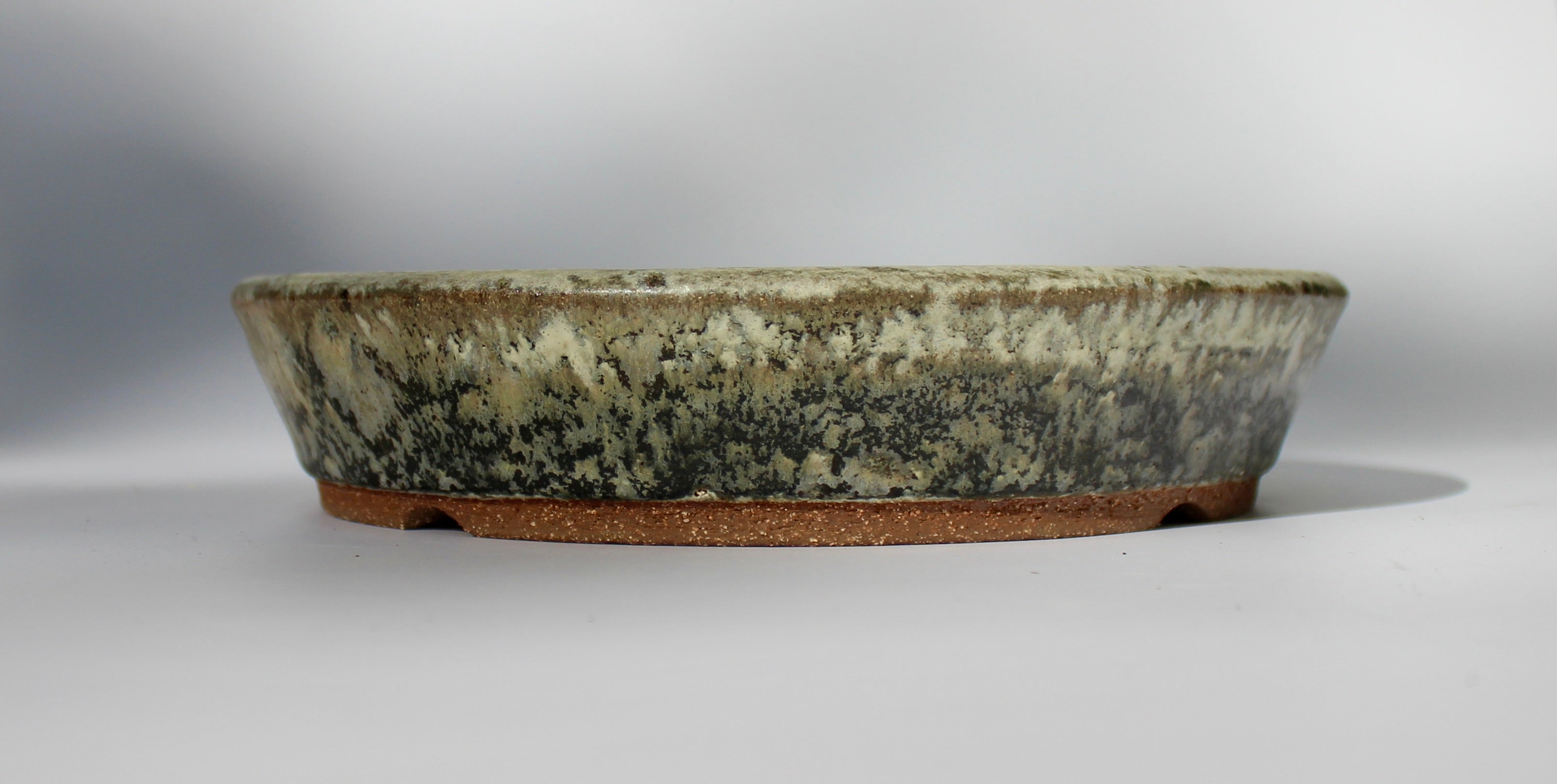 Round bonsai pot in a matte cream and green glaze. D.215mm