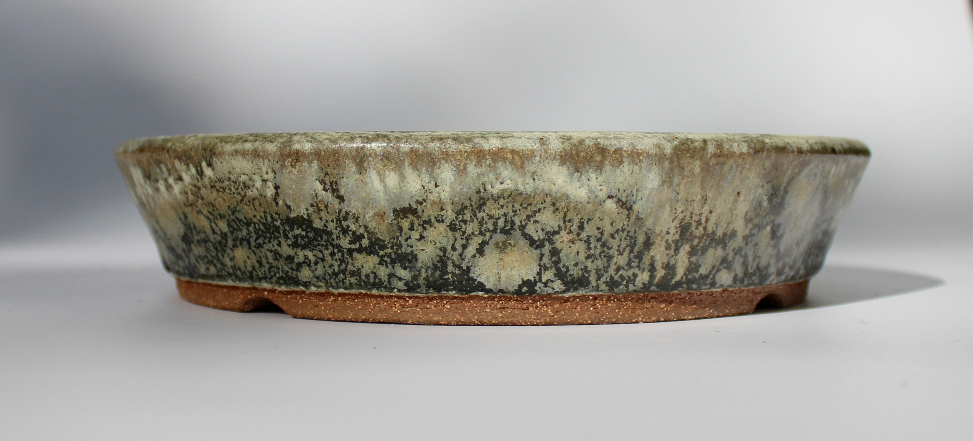 Round bonsai pot in a matte cream and green glaze. D.215mm