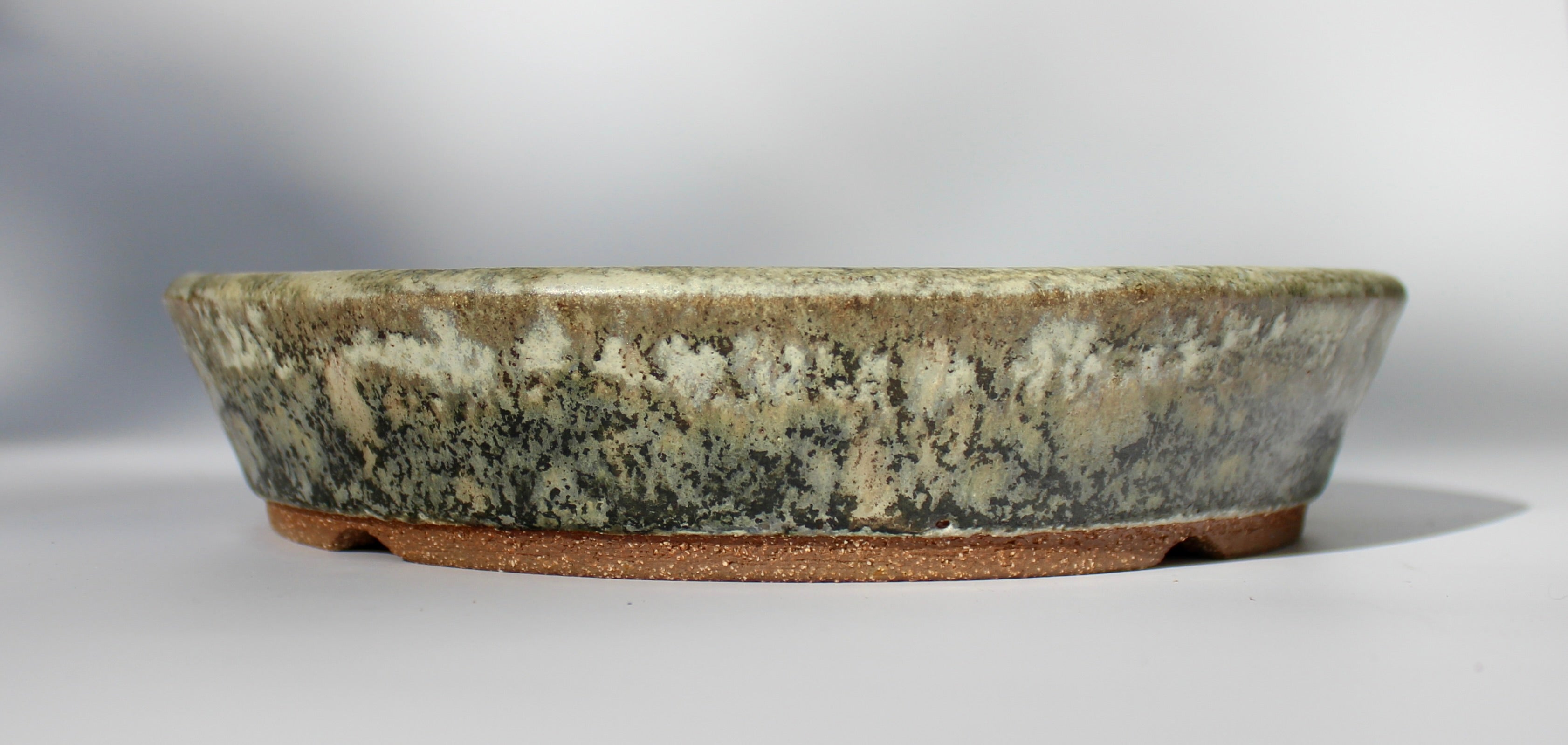 Round bonsai pot in a matte cream and green glaze. D.215mm