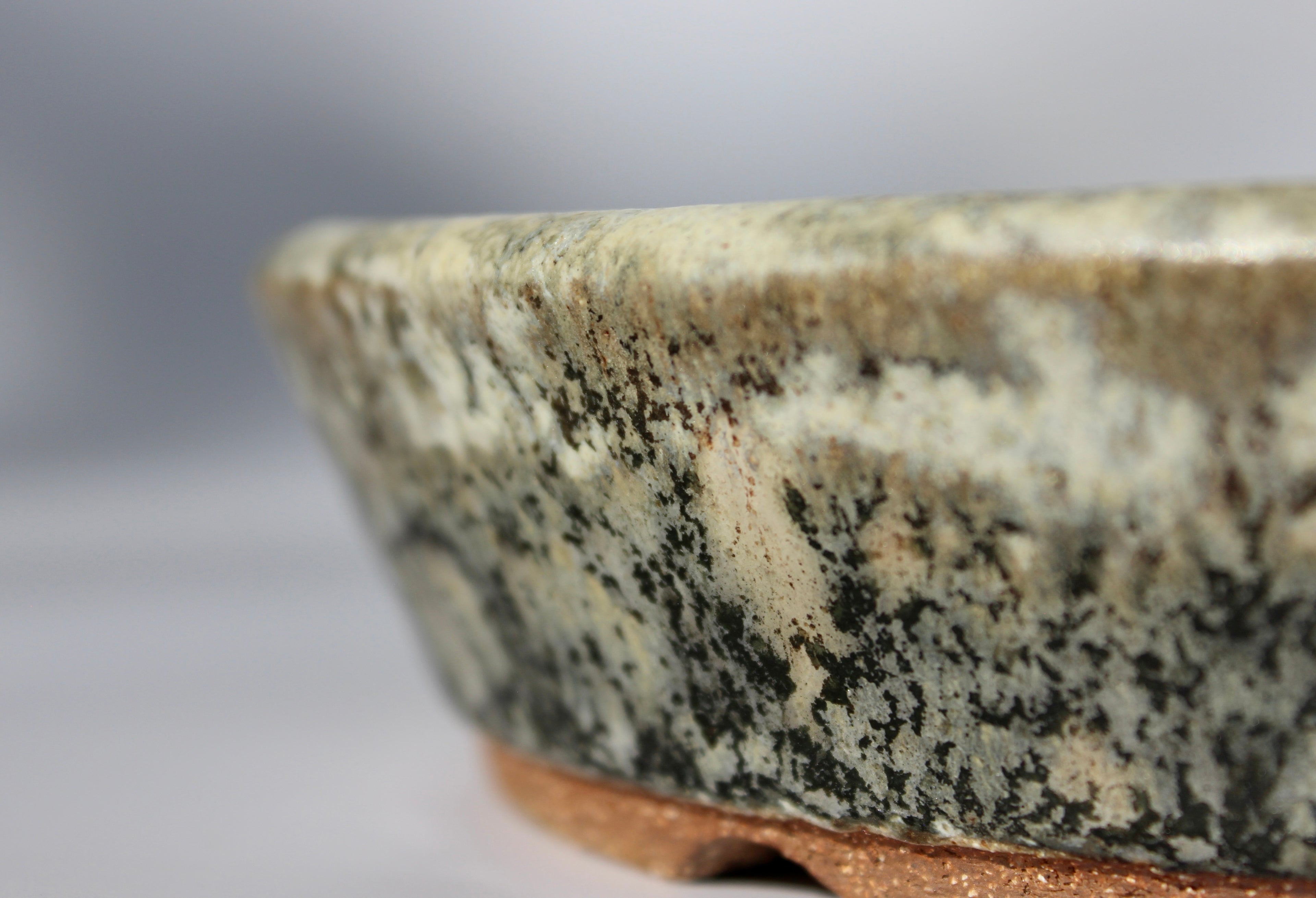 Round bonsai pot in a matte cream and green glaze. D.215mm