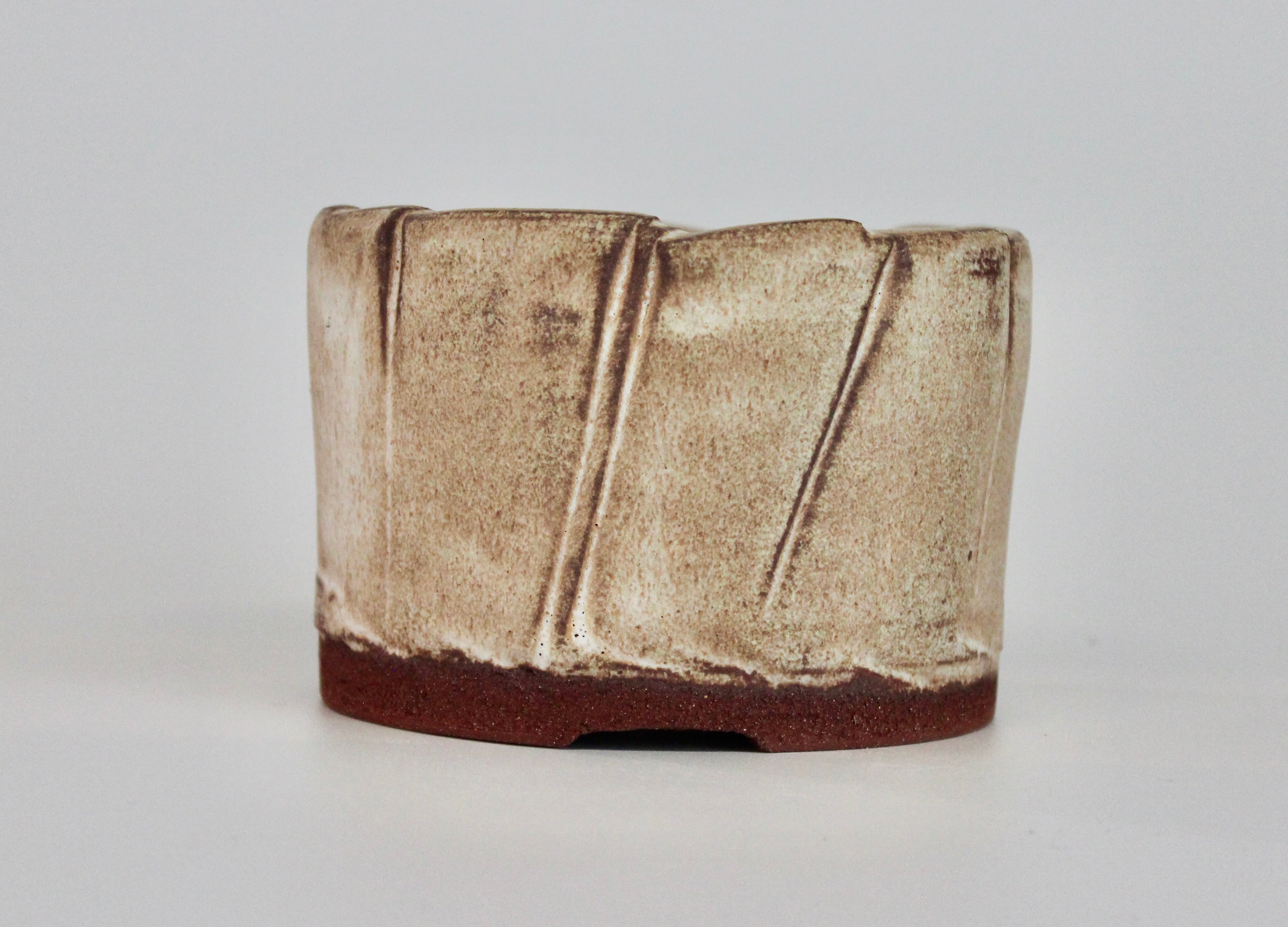 Round bonsai pot in a matte cream glaze D.107mm