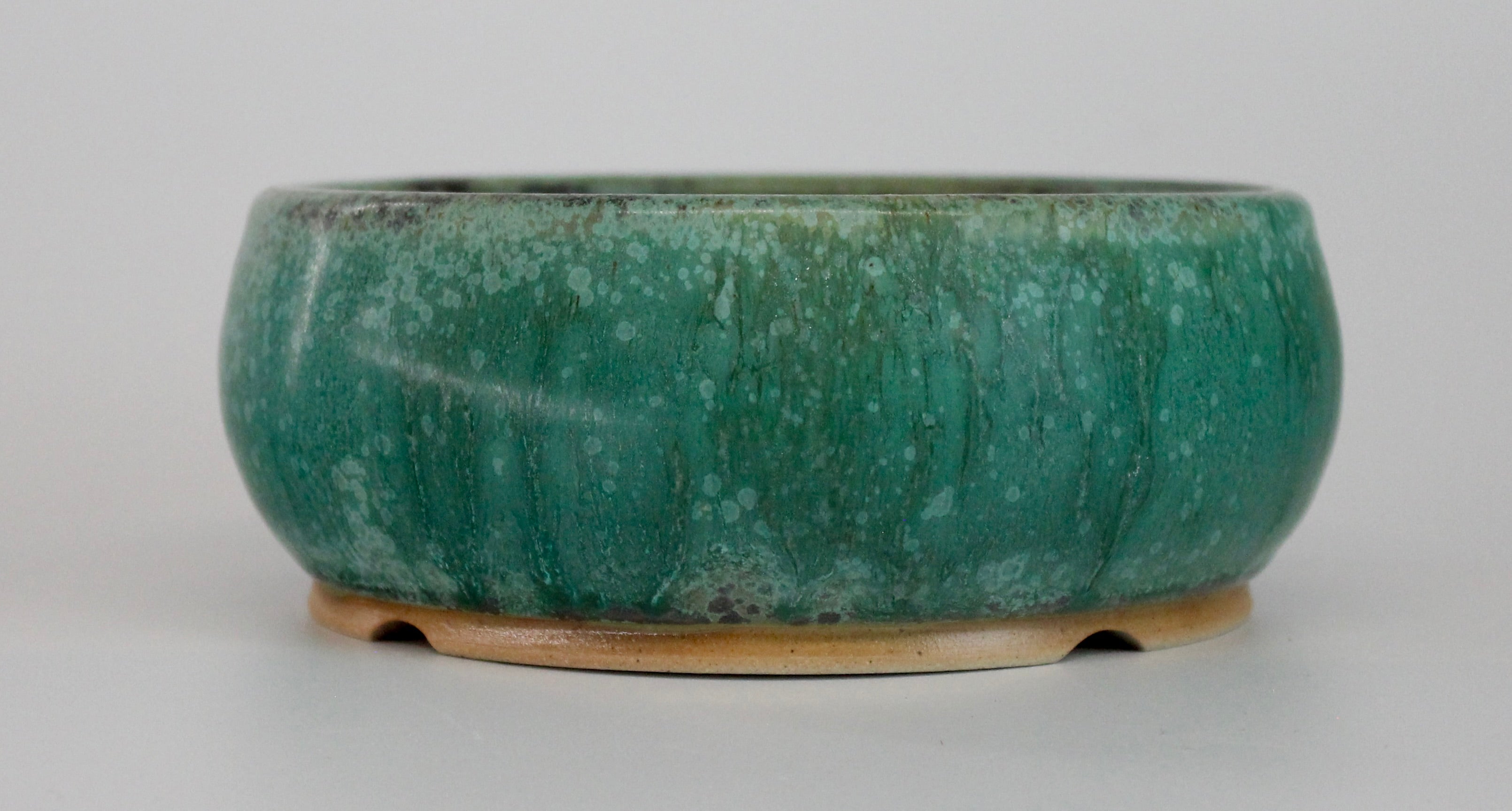 Round bonsai pot in a matte green glaze. D.150mm