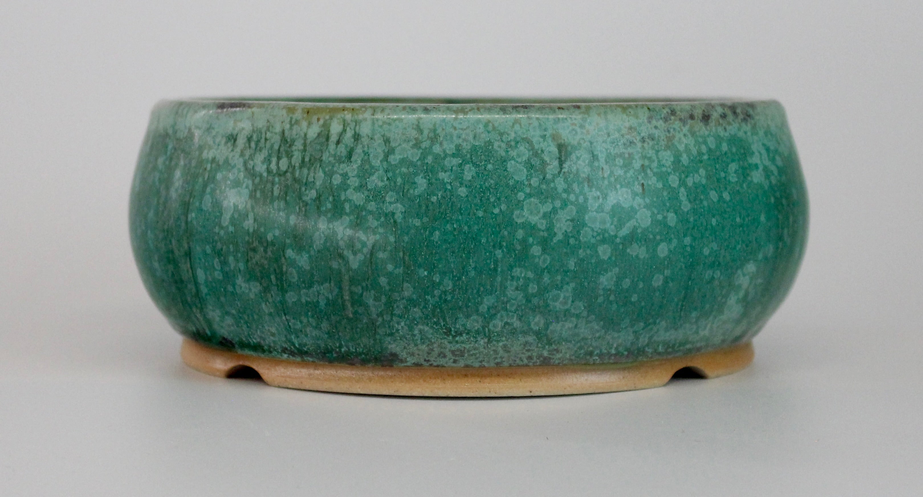 Round bonsai pot in a matte green glaze. D.150mm