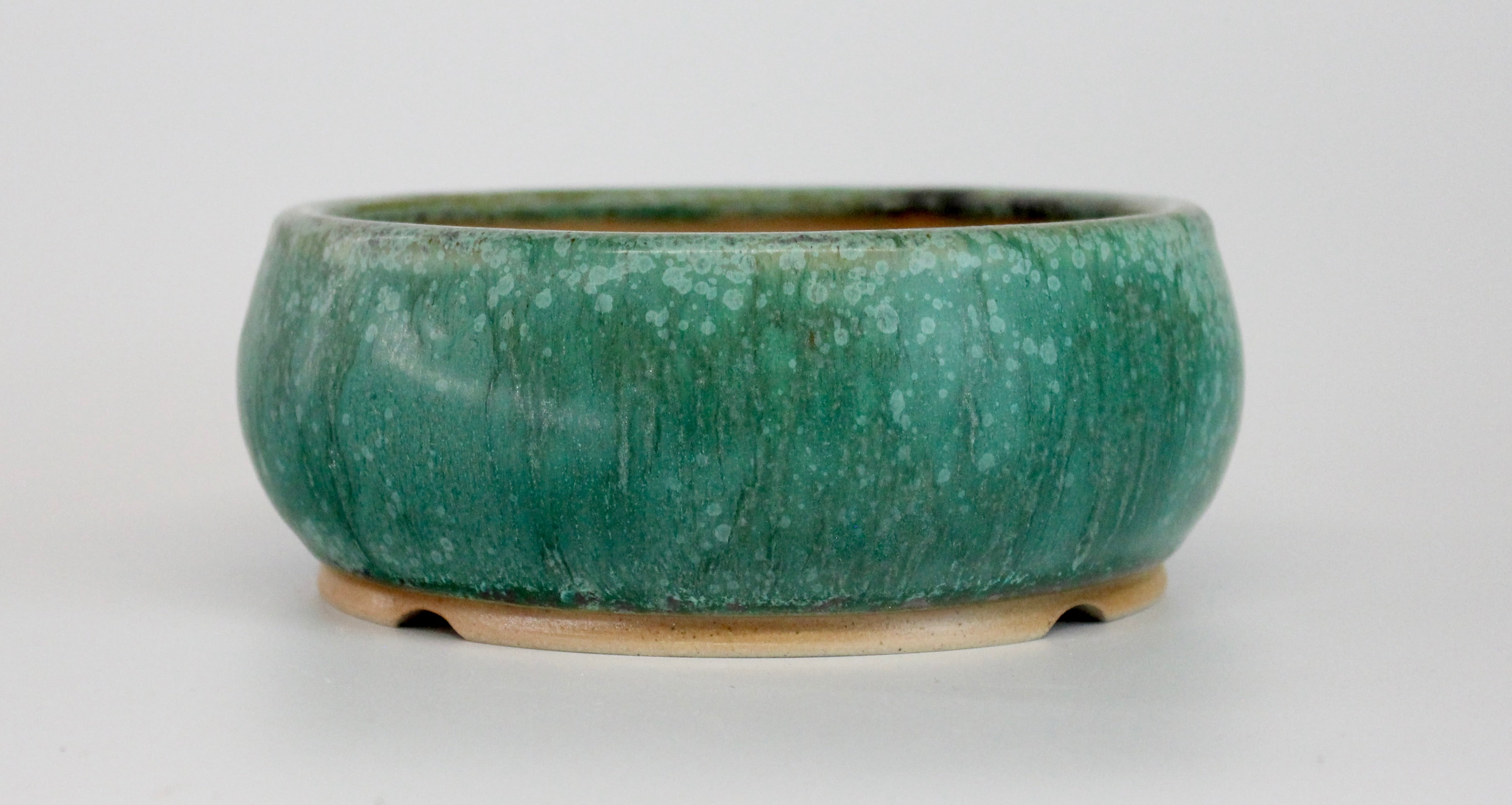 Round bonsai pot in a matte green glaze. D.150mm