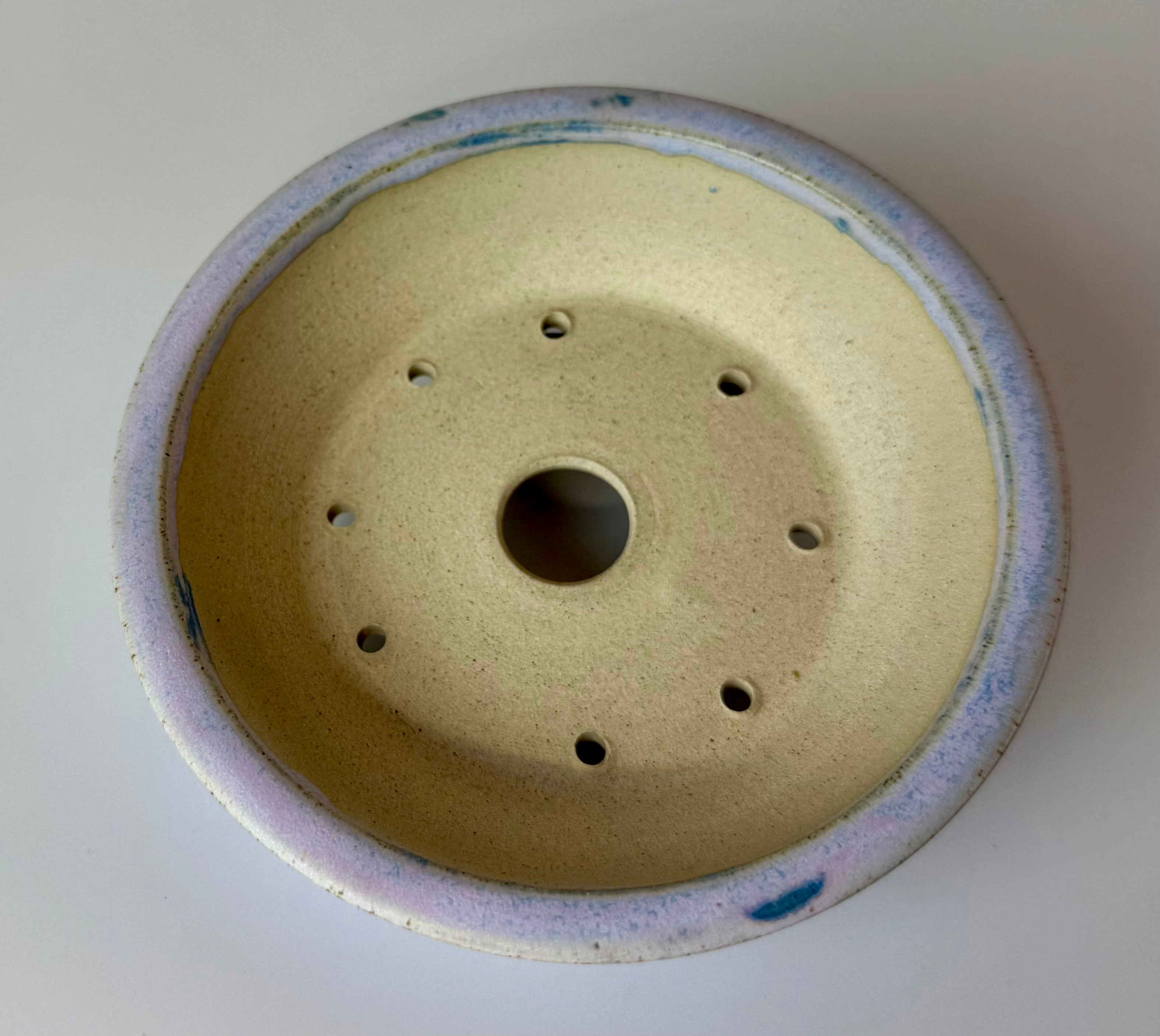 Round bonsai pot in a matte lilac glaze. D.135mm