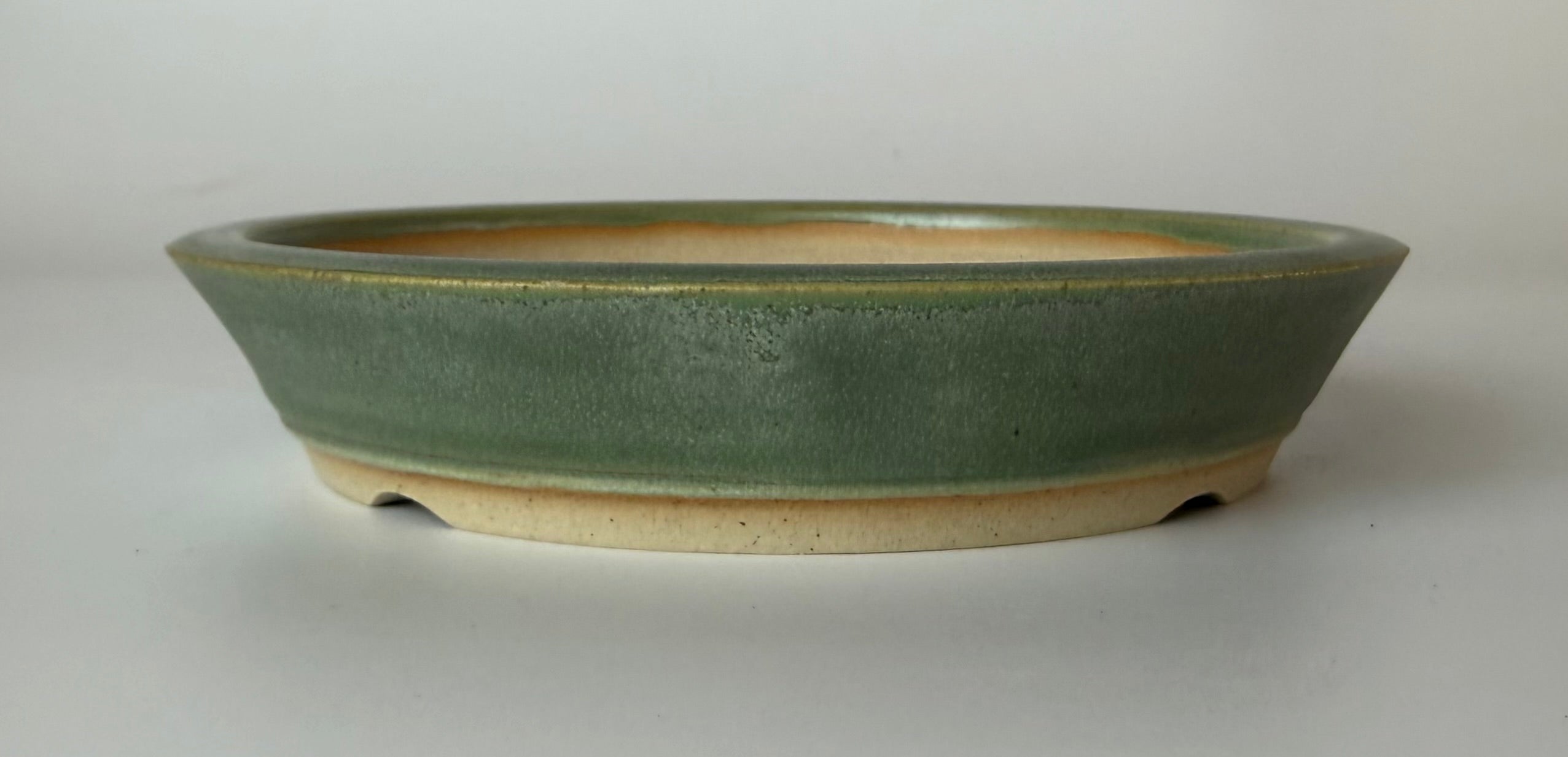Round bonsai pot in a matte green glaze. D.148mm
