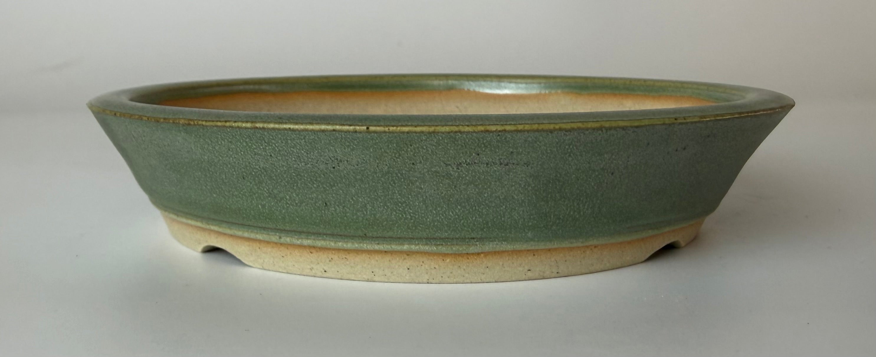 Round bonsai pot in a matte green glaze. D.148mm