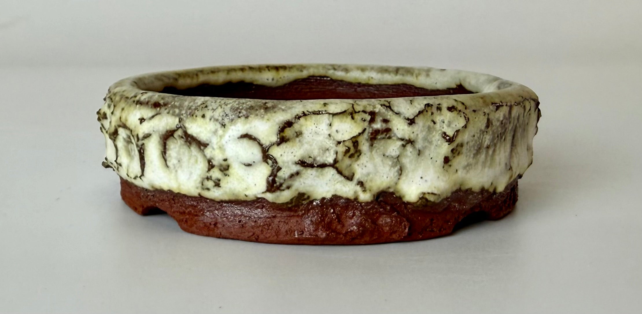 Round bonsai pot in a matte white glaze. D.93mm