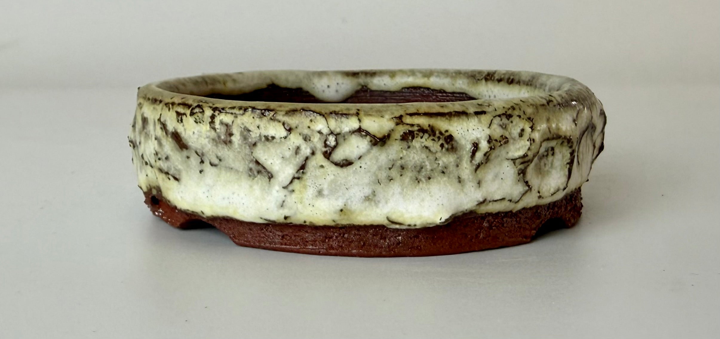 Round bonsai pot in a matte white glaze. D.93mm