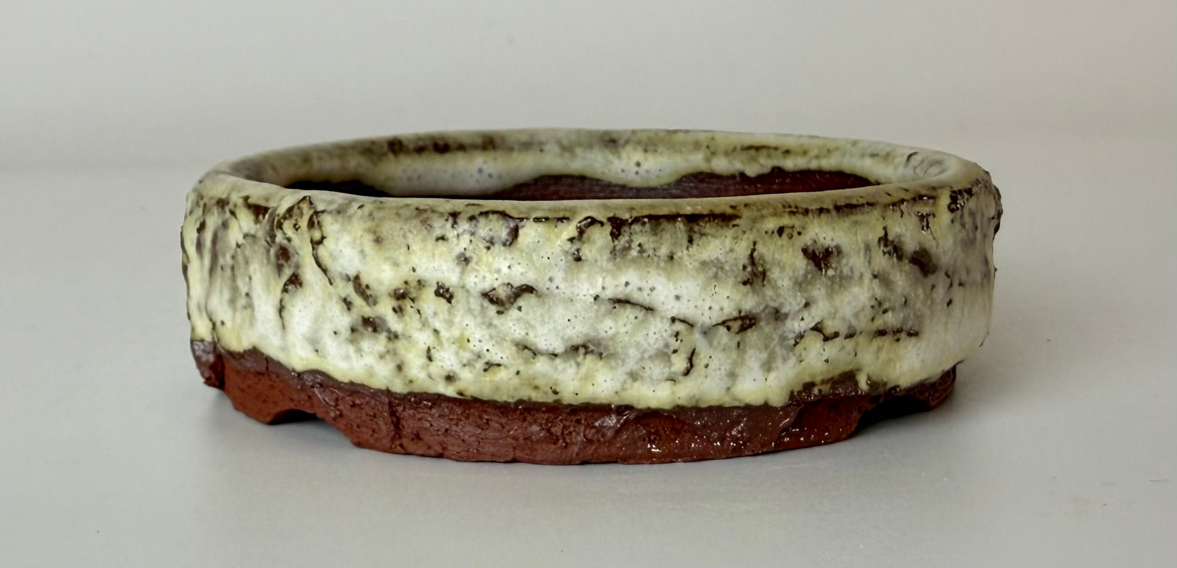 Round bonsai pot in a matte white glaze. D.93mm