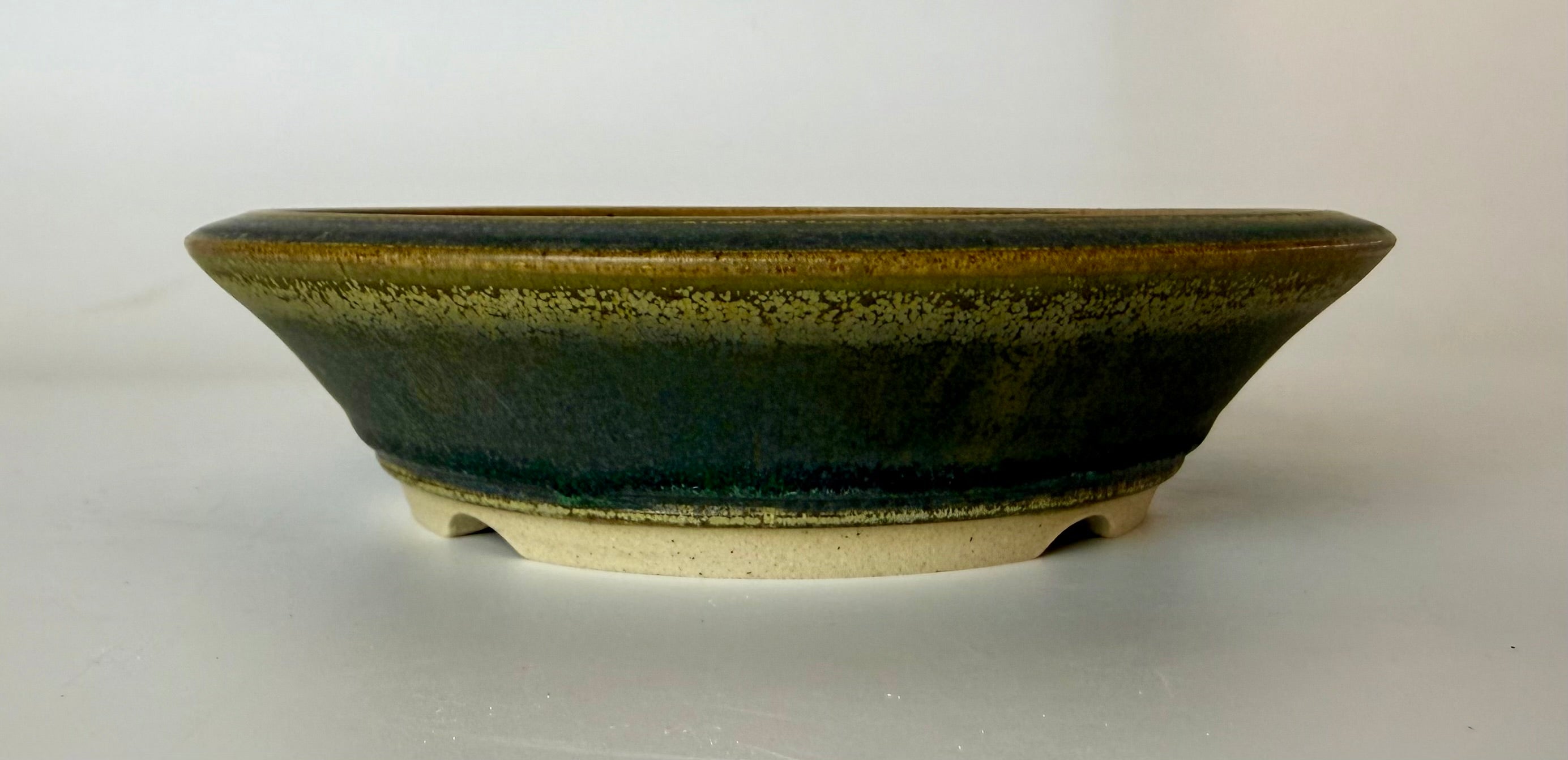 Round bonsai pot in a green glaze. D.180mm