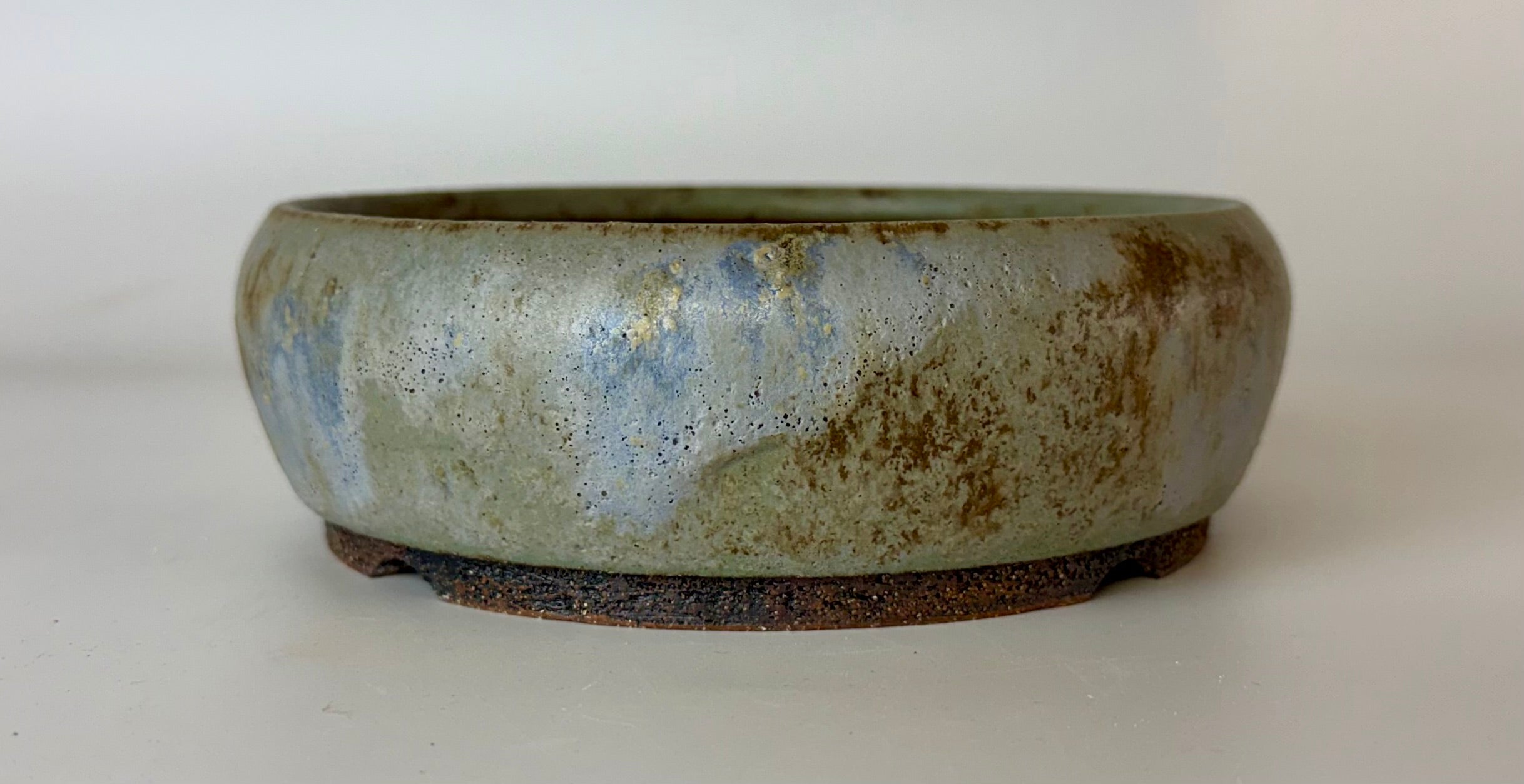 Round bonsai pot in a blue glaze. D.175mm