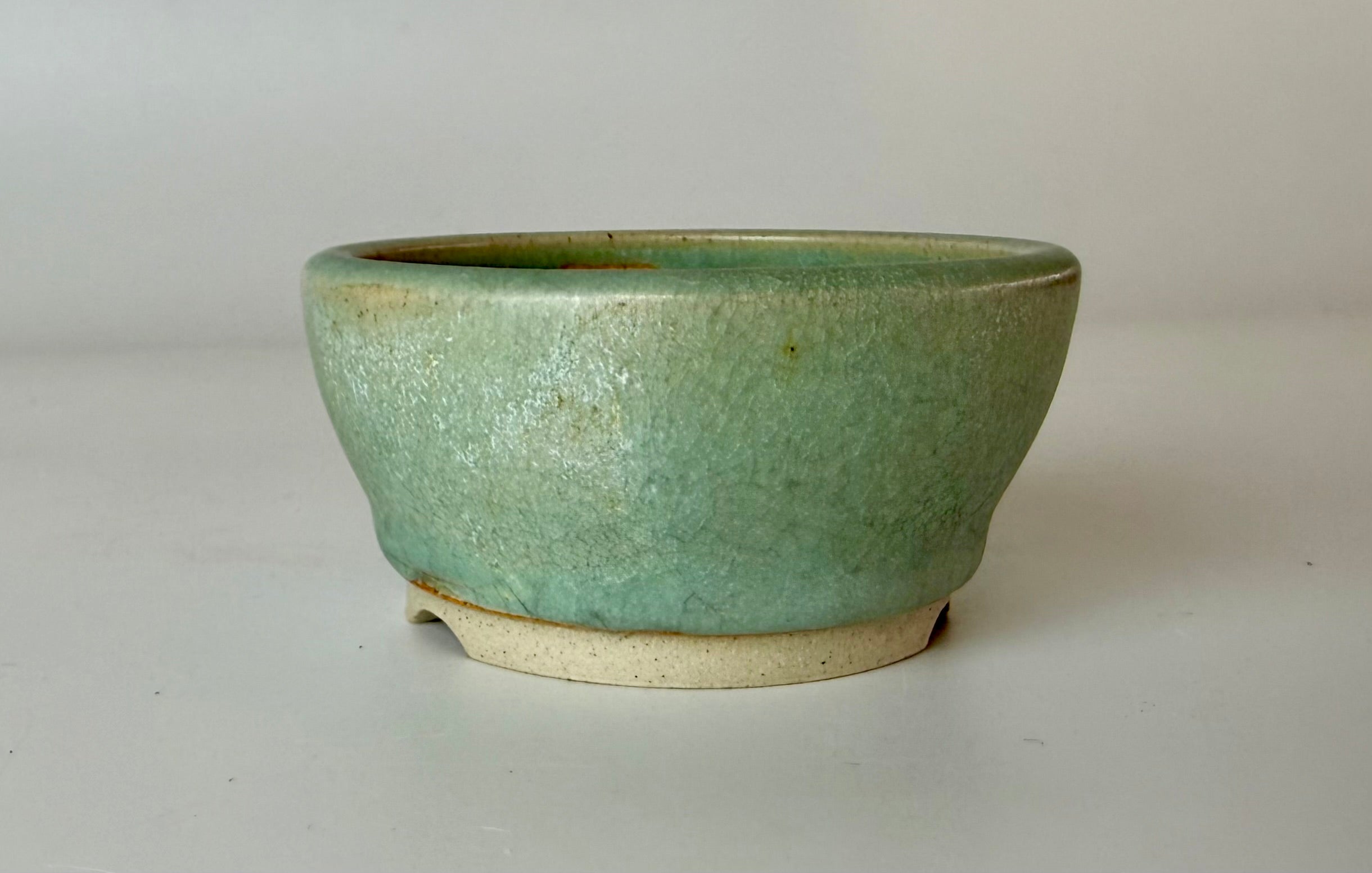 Round bonsai pot in a green glaze. D.85mm