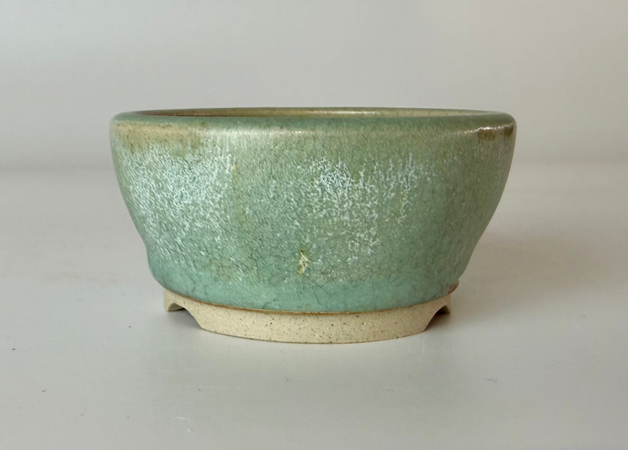 Round bonsai pot in a green glaze. D.85mm