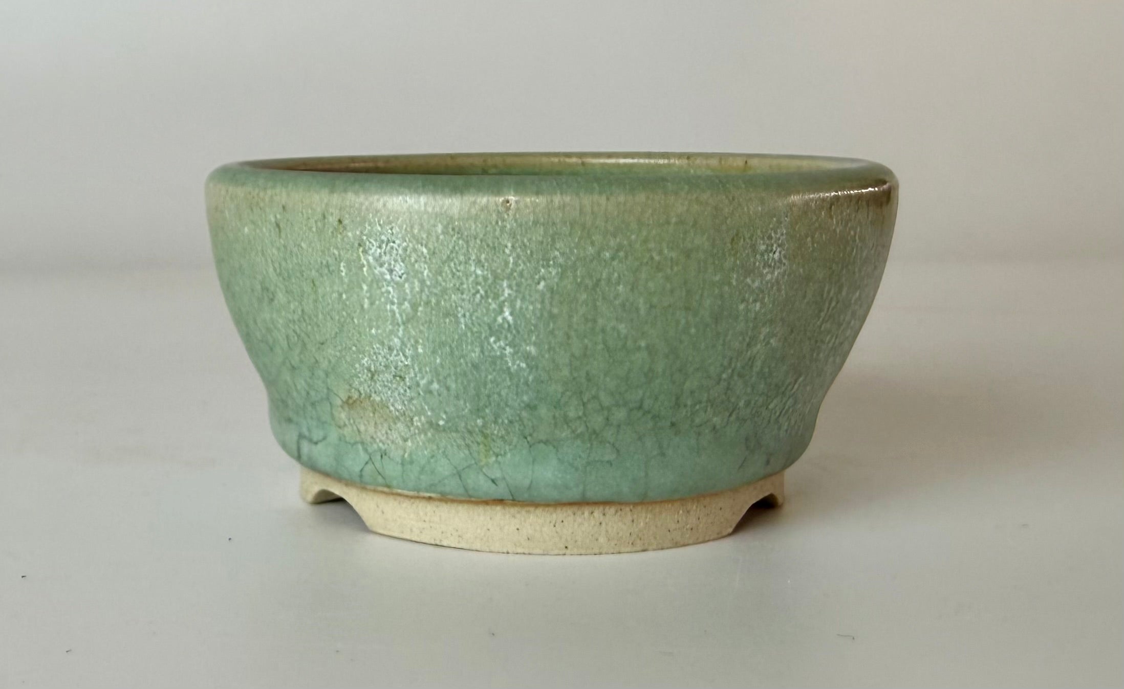Round bonsai pot in a green glaze. D.85mm