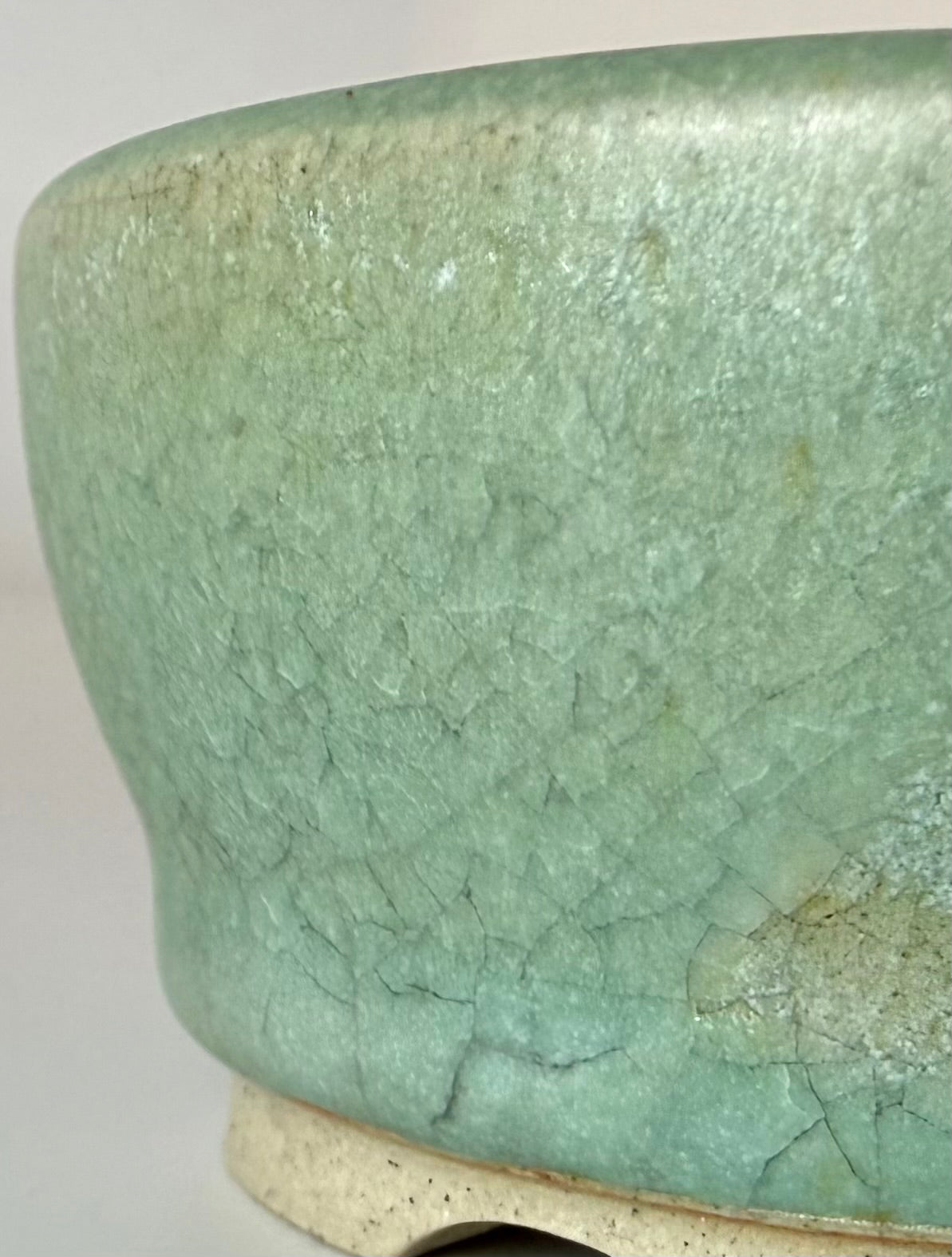 Round bonsai pot in a green glaze. D.85mm