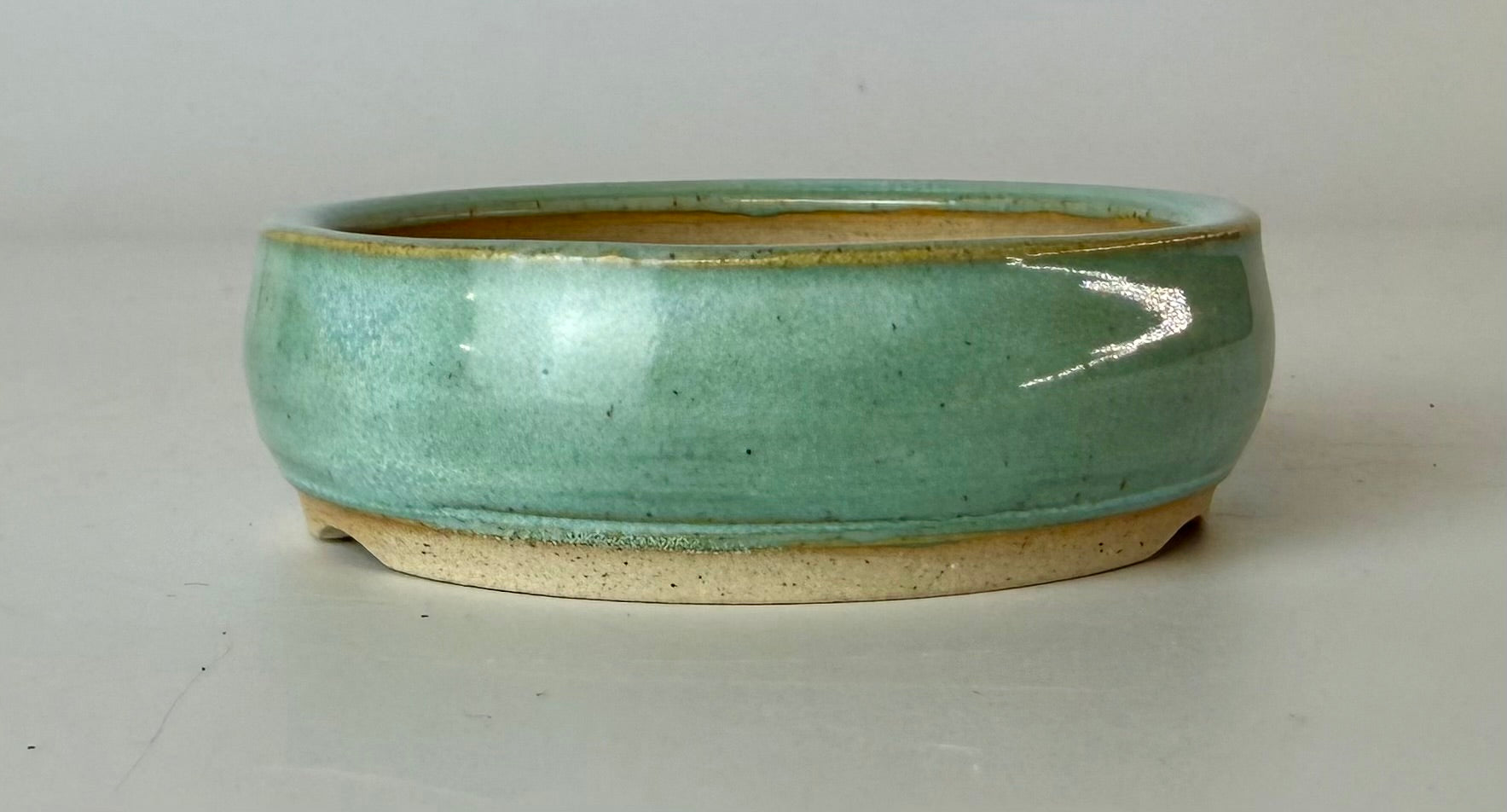 Round bonsai pot in a green glaze. D.79mm