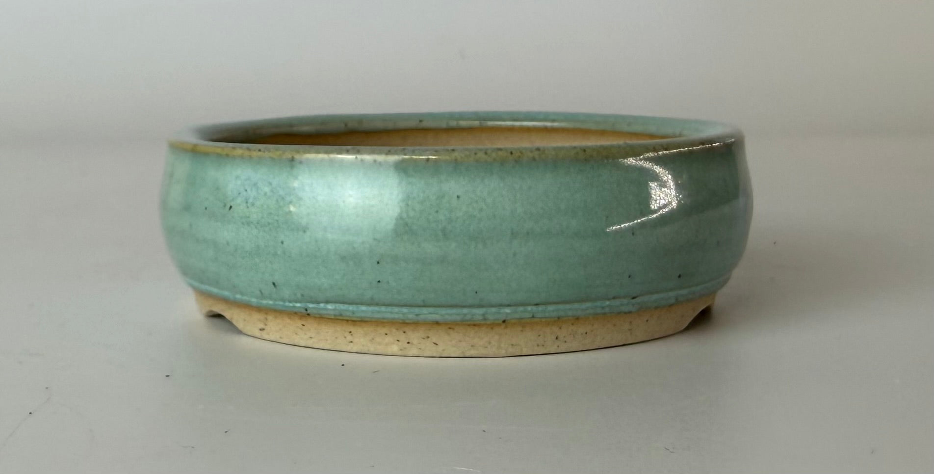 Round bonsai pot in a green glaze. D.79mm