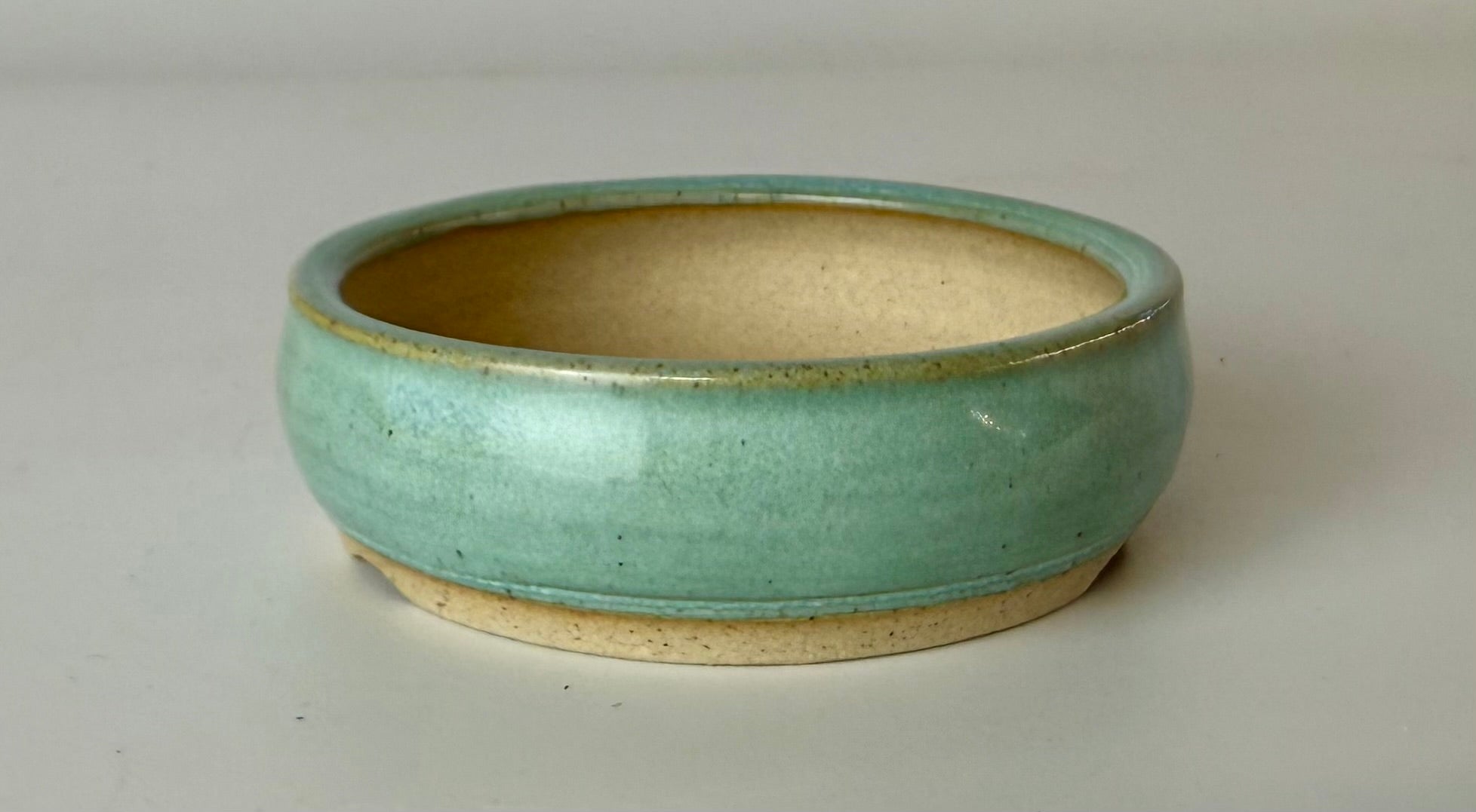Round bonsai pot in a green glaze. D.79mm