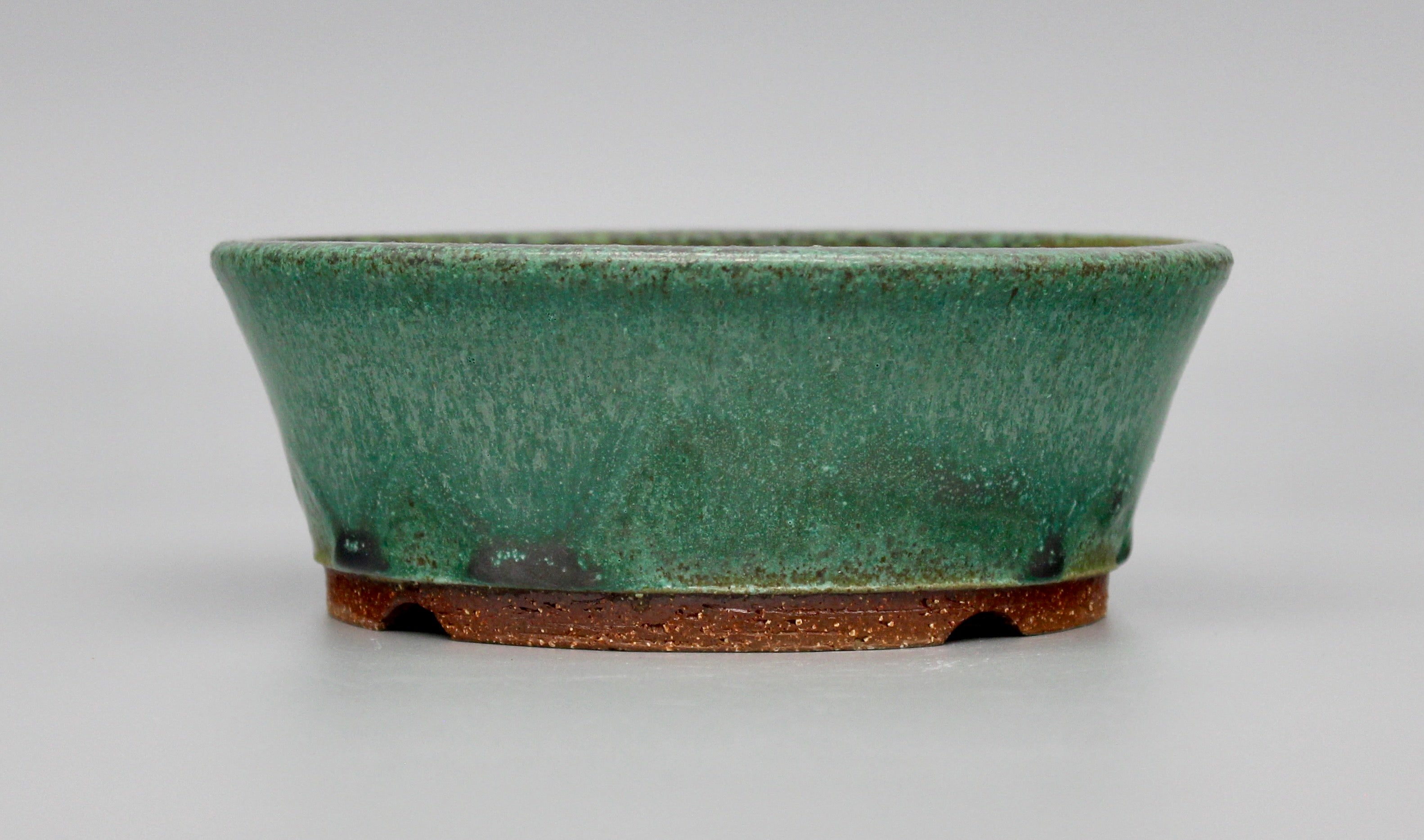 Round bonsai pot in a matte green copper glaze. D.159mm